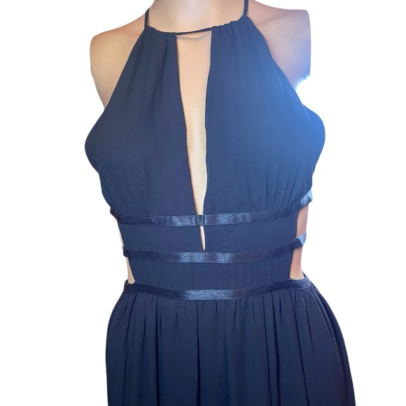 EXPRESS Strappy Halter Cutout Plunge Maxi Dress - Picture 6 of 10